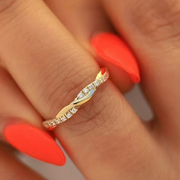 NWT women’s Cubic Zirconia Twisted Ring - Picture 4 of 7